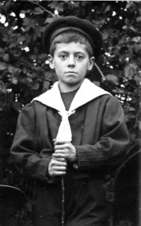 Jean Moulin dans un costume de marin confectionné par sa mère